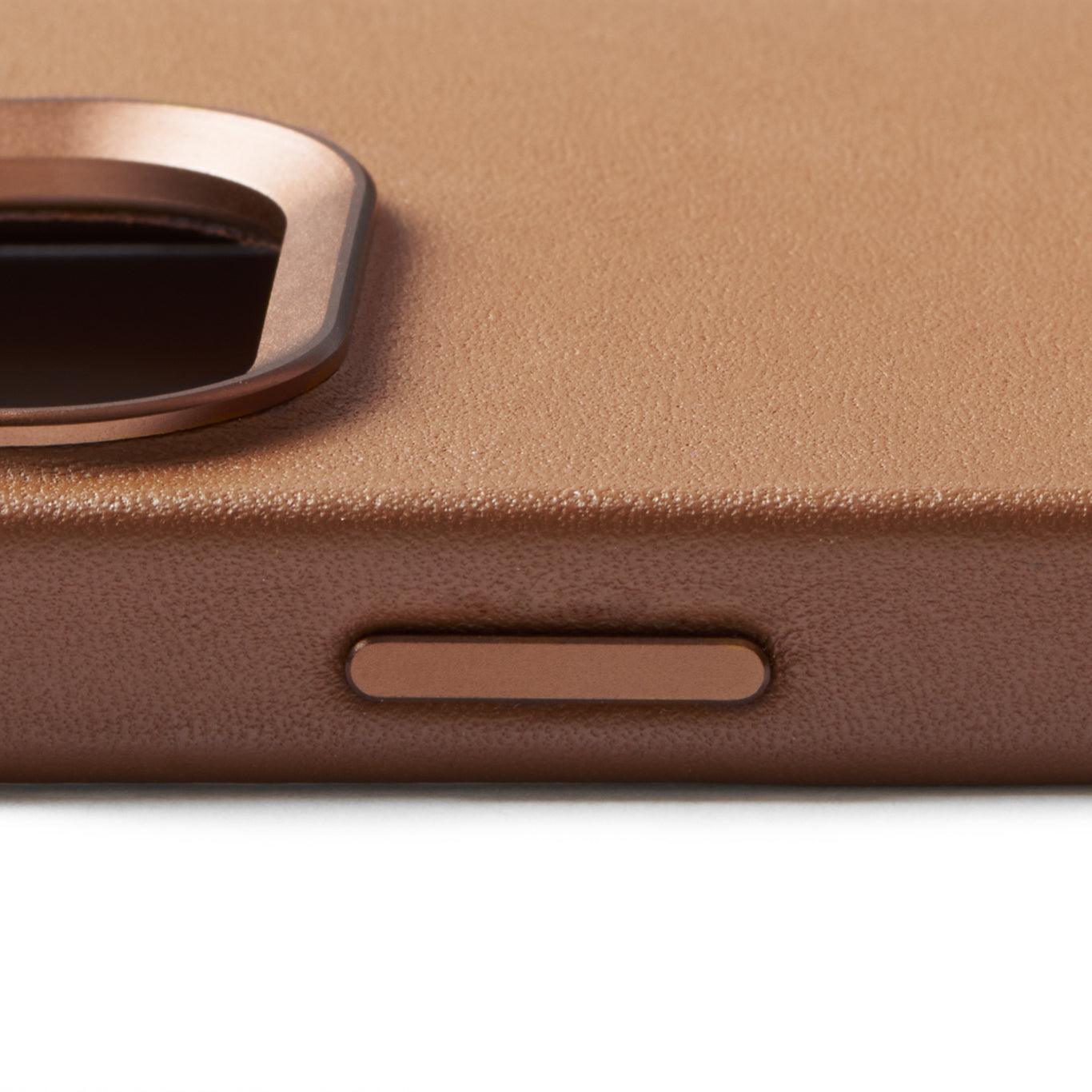 Mujjo Full Leather Case for iPhone 15 Pro Max, Tan, side button